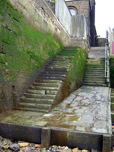 450px-Wapping old stairs 1 Wikipedia 090613.jpg